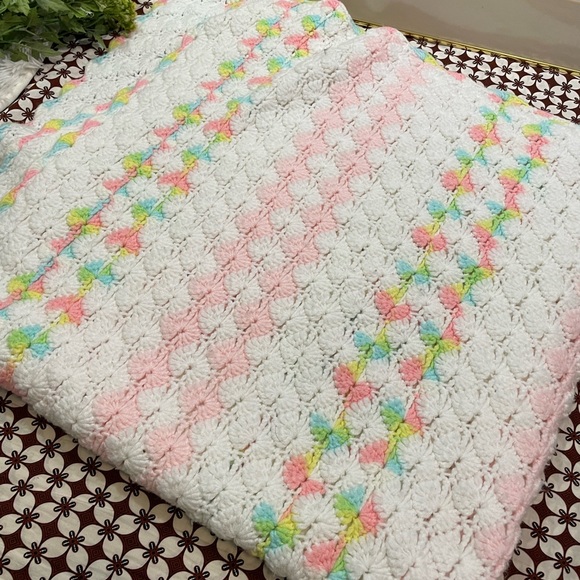Vintage crochet Afghan - Picture 2 of 7